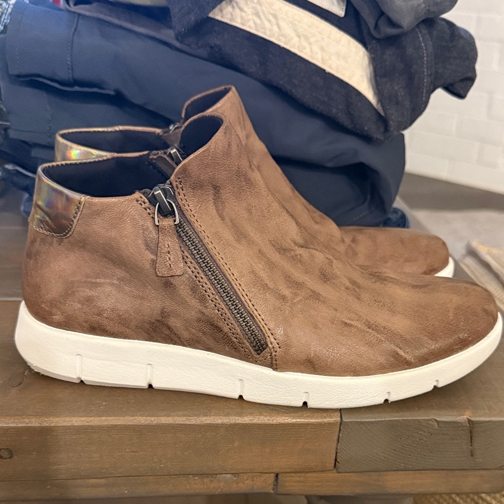 Emery Zip Bootie - Cognac Size 7.5 Johnston & Murphy. Worn Once